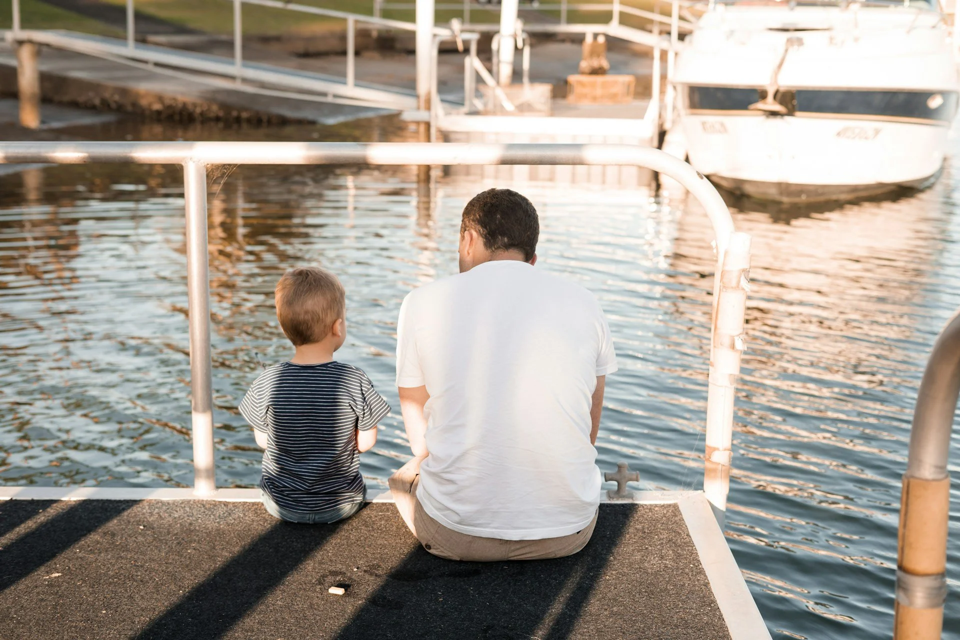 papa en kind aan water.webp