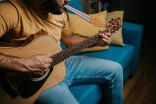 man die gitaar speelt.jpg