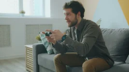 Vader blijven door een scherm: gamen en appen als brug